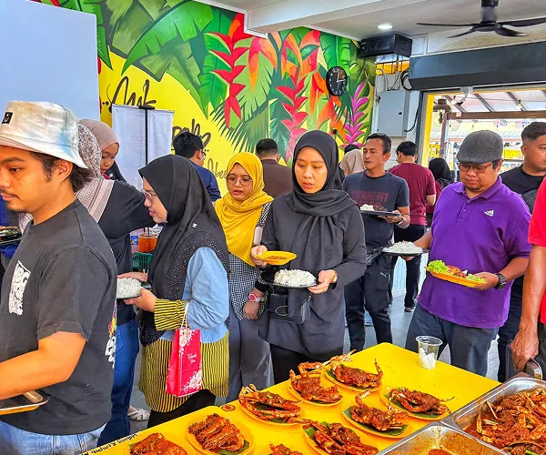 Ikan bakar yang dah siap dibakar, tersusun di kaunter untuk dipilih