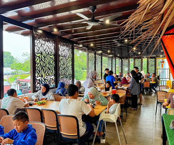 Ruang makan Mak Kimbong