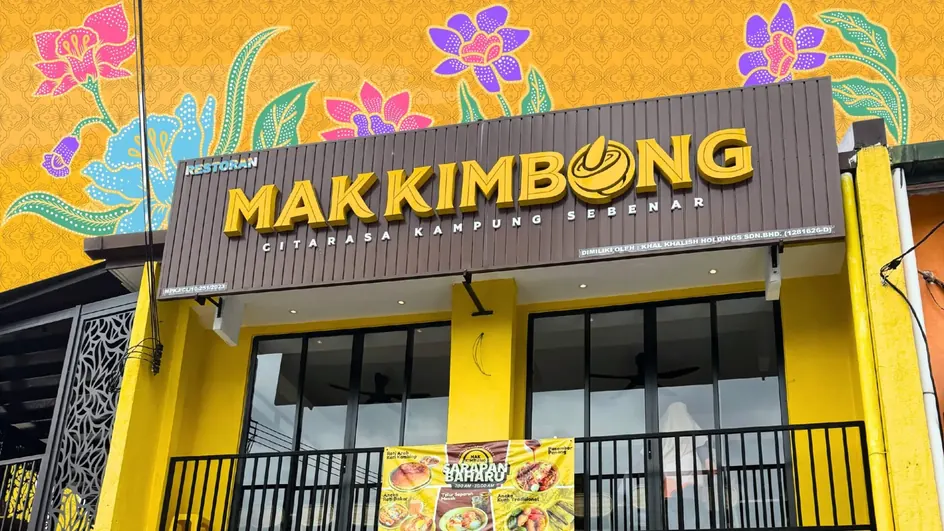 Bangunan Restoran Mak Kimbong yang berwarna kuning